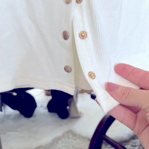 Size M fits more like a small, long, fitted cream color with gold metal snaps - Picture 2 of 15